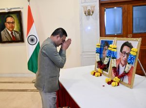 23.01.2026: आझाद हिंद सेनेचे संस्थापक नेताजी सुभाषचंद्र बोस व शिवसेनेचे संस्थापक बाळासाहेब ठाकरे यांच्या जयंतीनिमित्त महाराष्ट्र लोकभवन येथे त्यांनी आदरांजली वाहण्यात आली. राज्यपालांचे सचिव डॉ. प्रशांत नारनवरे यांनी नेताजी सुभाषचंद्र बोस व बाळासाहेब ठाकरे यांच्या प्रतिमांना पुष्पाजंली अर्पण करुन अभिवादन केले. यावेळी राज्यपालांचे सहसचिव एस राममूर्ती, परिवार प्रबंधक डॉ निशिकांत देशपांडे यांसह लोकभवनातील अधिकारी व कर्मचारी यांनी उभय प्रभृतींच्या प्रतिमांना अभिवादन केले.