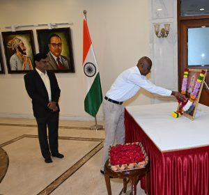 15.02.2026: संत सेवालाल महाराज यांना लोकभवन येथे अभिवादन