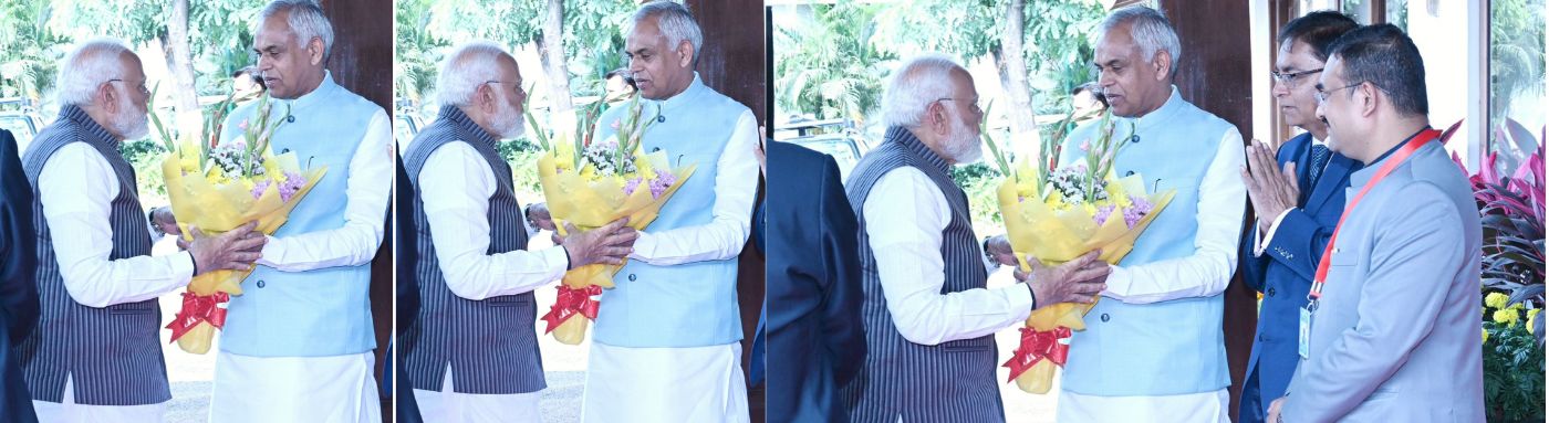 17.02.2026: फ्रान्सचे अध्यक्ष इम्यॅन्युएल मॅक्रॉन यांच्यासोबत होणाऱ्या बैठकीसाठी पंतप्रधान नरेंद्र मोदी यांचे आज महाराष्ट्र लोकभवन, मुंबई येथे आगमन झाले. राज्यपाल आचार्य देवव्रत यांनी पंतप्रधान नरेंद्र मोदी यांचे पुष्पगुच्छ देऊन स्वागत केले.