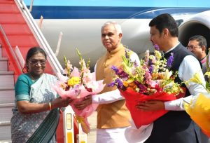 राष्ट्रपती द्रौपदी मुर्मू यांचे दोन दिवसांच्या महाराष्ट्र दौऱ्यासाठी आज मुंबई येथे आगमन