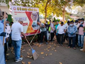01.03.2026:On the occasion of the birth anniversary of senior spiritual orator Dr. Nanasaheb Dharmadhikari, a statewide cleanliness drive was organized. As part of this initiative, members of the Pratishthan carried out a cleanliness campaign at Maharashtra Lok Bhavan, the official residence of the Governor of Maharashtra. The drive was inaugurated near the entrance gate of Lok Bhavan by S. Ramamurthy, IAS, Additional Secretary to the Governor. Nearly 200 Shri members participated in today’s cleanliness drive and collected 416 kilograms of plastic and thermocol waste from the seashore and other areas within the Lok Bhavan premises.