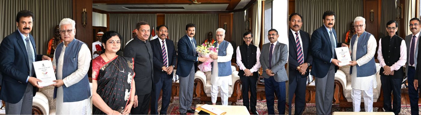 12.03.2026: महाराष्ट्र राज्य सेवा हक्क आयोगाचे मुख्य आयुक्त मनु कुमार श्रीवास्तव यांनी आज राज्यपाल जिष्णु देव वर्मा यांची लोकभवन मुंबई येथे सदिच्छा भेट घेतली.
यावेळी मुख्य आयुक्तांनी राज्यपालांना महाराष्ट्र लोकसेवा हक्क अधिनियम 2015 च्या प्रभावी अंमलबजावणीबाबत माहिती दिली. सदर अधिनियमाबाबत जनजागृती करण्यासाठी राज्यातील विद्यापीठांच्या कुलगुरुंच्या सहकार्याने उपक्रम हाती घेण्यात यावेत तसेच त्या दृष्टीने कुलगुरुंची बैठक बोलावण्यात यावी अशी सूचना राज्यपालांनी यावेळी केली.