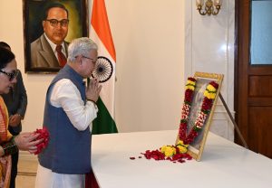 राज्यपालांनी घेतले सिद्धिविनायकाचे दर्शन