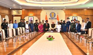 17.03.2026: महाराष्ट्राच्या अभ्यास दौऱ्यावर आलेल्या नॅशनल डिफेन्स कॉलेज येथे प्रशिक्षण घेत असलेल्या भारत व मित्र देशातील वरिष्ठ सैन्य दल व नागरी सेवा अधिकाऱ्यांच्या एका १७ सदस्यांच्या शिष्टमंडळाने  राज्यपाल जिष्णु देव वर्मा यांची लोकभवन येथे भेट घेतली.  शिष्टमंडळामध्ये भारतीय नौदल, वायुदल व स्थलसेनेतील अधिकारी तसेच राजस्व सेवेतील अधिकारी उपस्थित होते. त्याशिवाय रशिया, ओमान, इंडोनेशिया, नायजेरिया, नेपाळ व टांझानिया या मित्र देशांचे वरिष्ठ सैन्य अधिकारी देखिल उपस्थित होते. नॅशनल डिफेन्स कॉलेज येथील वरिष्ठ सल्लागार मेजर जनरल हरकिरत सिंह (सेवा निवृत्त) हे शिष्टमंडळाचे नेतृत्व करीत आहेत.