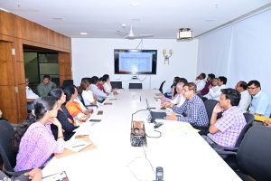 01.04.2026:   क्षमता विकास आयोग, भारत सरकार व 'कर्मयोगी भारत' यांच्या संयुक्त विद्यमाने दिनांक २ एप्रिल ते ८ एप्रिल या कालावधीत 'साधना सप्ताह' आयोजित करण्यात आला आहे.   या साधना सप्ताहानिमित्त महाराष्ट्र लोकभवन येथे कार्यशाळेचे आयोजन करण्यात आले होते. राज्यपालांचे अवर सचिव (शिक्षण) विकास कुलकर्णी यांनी यावेळी लोकभवनातील अधिकारी व कर्मचारी यांना साधना सप्ताह कसा साजरा करायचा आहे याबाबत मार्गदर्शन केले.