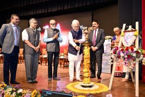 10.04.2026: महाराष्ट्राचे राज्यपाल जिष्णु देव वर्मा यांनी भारतीय कॉस्ट ऑडिट संस्थेतर्फे आयोजित “विकसित भारतासाठी कॉस्ट ऑडिट” या विषयावरील राष्ट्रीय परिसंवादाचे उद्घाटन केले. उदघाटन सत्राला एशियन हार्ट इन्स्टिट्यूटचे संस्थापक डॉ. रमाकांत पांडा, भारतीय कॉस्ट व मॅनेजमेंट अकाउंटंट्स संस्थेचे अध्यक्ष टी.सी.ए. श्रीनिवास प्रसाद,  उपाध्यक्ष नीरज जोशी, व्यावसायिक विकास समितीचे अध्यक्ष मनोज आनंद,  आयसीएमएआयचे माजी अध्यक्ष विकास देवधर, राज्यपालांचे सचिव डॉ प्रशांत नारनवरे, सहसचिव एस रामामुर्ती तसेच संस्थेचे सदस्य व व्यावसायिक उपस्थित होते. कॉस्ट ऑडिट ही केवळ अनुपालनाची गरज नसून आर्थिक प्रशासनासाठी एक धोरणात्मक साधन आहे असल्याचे राज्यपालांनी सांगितले. भारतीय कॉस्ट ऑडिट संस्थेने आपल्या व्यावसायिक अभ्यासक्रमांची माहिती मुंबई, पुणे आदी महानगरांबाहेरील विद्यापीठे व महाविद्यालयांमध्ये देखील करून द्यावी जेणेकरून तेथील विद्यार्थ्यांना या क्षेत्रातील संधींची माहिती होईल, अशी सूचना राज्यपालांनी यावेळी केली. सूचीबद्ध कंपन्या, गृहपयोगी वस्तू उत्पादक, बहुराष्ट्रीय कंपन्या आणि पतसंस्थांमध्ये देखील कॉस्ट ऑडिट अनिवार्य करण्याची त्यांनी सूचना केली.