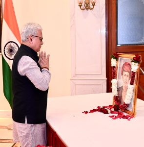 Governor pays tribute to Mahatma Phule