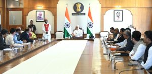 13.04.2026: The Governor of Maharashtra and Chancellor of Universities Jishnu Dev Varma, emphasized that only one or two universities from the state currently feature in national rankings, and this scenario must change. He noted that although cluster universities are relatively new, their affiliated colleges are well-established and reputed. Therefore, these universities must make concerted efforts to improve their standing in national rankings.
The Governor was speaking at a review meeting of four cluster universities of the state held at Lok Bhavan, Mumbai. The meeting was attended by Dr. Hemlata Bagla, Vice-Chancellor of HSNC University; Prof. Rajneesh Kamat, Vice-Chancellor of Dr. Homi Bhabha State University; Chandrakant Dalvi, Provost, and Dr. Gnyandev Mhaske, Vice-Chancellor of Karmaveer Bhaurao Patil University, Satara; and Dr. D. T. Shirke, Vice-Chancellor of Warana University, Warananagar along with other university officials. Highlighting the goal of a Viksit Bharat, the Governor stressed the need for complete eradication of tuberculosis (TB). He urged cluster universities to actively involve students in the “TB Mukt Bharat Abhiyan.” He suggested organizing poster competitions, jingles in Marathi and Hindi, and other innovative activities to promote awareness. During the meeting, the universities made presentations covering implementation of the National Education Policy, innovative courses, best practices, research projects, skill-based programmes, student enrolment, notable achievements, and collaborations with national and international institutions.