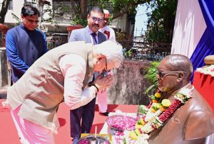 14 04 2026 : महाराष्ट्राचे राज्यपाल जिष्णु देव वर्मा यांनी आज लोकभवन कर्मचारी वसाहत संकूल येथे आयोजित १३५ व्या डॉ आंबेडकर जयंती कार्यक्रमात सहभागी होऊन महामानव भारतरत्न डॉ बाबासाहेब आंबेडकर यांच्या अर्धाकृती पुतळयाला पुष्पांजली वाहून अभिवादन केले. यावेळी समितीच्या पदाधिकाऱ्यांनी राज्यपालांचा सत्कार केला.