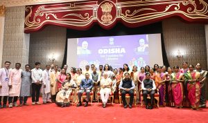 17.04.2026: महाराष्ट्राचे राज्यपाल जिष्णु देव वर्मा यांच्या उपस्थितीत लोकभवन येथे राजस्थान आणि ओडिशा राज्यांचा राज्य स्थापना दिवस सांस्कृतिक कार्यक्रमाच्या माध्यमातून साजरा करण्यात आला. हा कार्यक्रम मुंबई महानगर पालिकेच्या संगीत कला अकादमीच्या सहकार्याने सादर करण्यात आला. 
यावेळी मुंबई महानगरपालिकेच्या शाळांमधील विद्यार्थ्यांनी सादर केलेल्या राजस्थान व ओडिशा राज्यांच्या लोकगीत व नृत्याला राज्यपालांनी भरभरुन शाबासकी दिली. भारत सरकारच्या 'एक भारत श्रेष्ठ भारत' उपक्रमाचा भाग म्हणून राजस्थान आणि ओडिशा राज्य स्थापना दिवस लोकभवन येथे आयोजित करण्यात आला होता. कार्यक्रमाला मुंबई महानगर पालिकेच्या शिक्षण समितीच्या अध्यक्षा राजेश्री शिरोडकर, समितीचे सदस्य, पालिकेचे अतिरिक्त आयुक्त (शिक्षण) डॉ अविनाश ढाकणे, राज्यपालांचे सचिव डॉ. प्रशांत नारनवरे, राज्यपालांचे परिवार प्रबंधक डॉ निशिकांत देशपांडे व पालिकेच्या उपायुक्त (शिक्षण) डॉ प्राची जांभेकर उपस्थित होते.