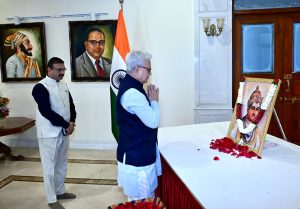 19.04.2026:  महात्मा बसवेश्वर यांच्या जयंतीनिमित्त राज्यपाल जिष्णु देव वर्मा यांनी  लोकभवन मुंबई येथे त्यांच्या प्रतिमेला पुष्पांजली वाहून अभिवादन केले. यावेळी राज्यपालांचे सचिव डॉ. प्रशांत नारनवरे तसेच लोकभवनातील अधिकारी व कर्मचारी तसेच पोलीस अधिकारी व कर्मचारी उपस्थित होते.