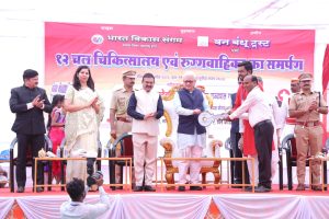 19.04.2026:  पालघर जिल्ह्यातील ओसरवीरा  येथे राज्यपाल जिष्णु देव वर्मा यांनी फिरते दवाखाने आणि रुग्णवाहिका सेवांचे लोकार्पण  केले. भारताला विकसित राष्ट्र बनविण्याचे स्वप्न साकार करताना समाजातील अंतिम घटकाचा विकास करणे व त्या घटकाला समाजाच्या मुख्य प्रवाहात आणणे आवश्यक आहे. पालघरच्या सर्वांगीण विकासाशिवाय विकसित भारताचा संकल्प पूर्ण होऊ शकत नाही, असे प्रतिपादन महाराष्ट्र राज्याचे राज्यपाल जिष्णु देव वर्मा यांनी आज डहाणू येथे केले. यावेळी  भारत विकास संगमचे संरक्षक संजय पटेल, राज्यपालांचे सचिव डॉ. प्रशांत नारनवरे, जिल्हाधिकारी डॉ.इंदूराणी जाखड, पालघरचे पोलीस अधीक्षक यतीश देशमुख, जिल्हा परिषद मुख्य कार्यकारी अधिकारी मनोज रानडे, वनबंधू ट्रस्टचे अध्यक्ष आणि विश्वस्त लाडूलाल सोनी,  योगायतन ग्रुपचे अध्यक्ष डॉ. राजेंद्र प्रताप सिंह, ज्येष्ठ समाजसेवक सुशील सिंघानिया आदी मान्यवरांसह मोठ्या संख्येने नागरिक उपस्थित होते.  पालघर जिल्ह्यासारख्या आदिवासीबहुल क्षेत्रात रोजगार, आरोग्य आणि पिण्याच्या पाण्याची  समस्यांवर ठोस उपाययोजना करण्याचे आश्वासन दिले. या समस्यांचे निराकरण करण्यासाठी आणि पालघरमध्ये एक 'आदर्श गाव' संकल्पना राबविण्यासाठी लोकभवन स्तरावर नियोजन सुरू असल्याचे त्यांनी यावेळी जाहीर केले. यासाठी लवकरच जिल्हा प्रशासन आणि संबंधित यंत्रणांची बैठक घेऊन एक सर्वसमावेशक विकास आराखडा तयार करण्यात येईल, अशी महत्त्वाची घोषणाही त्यांनी यावेळी केली.