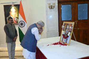 30.04.2026:राष्ट्रसंत तुकडोजी महाराज  यांच्या जयंतीनिमित्त राज्यपाल जिष्णु देव वर्मा  यांनी लोकभवन मुंबई येथे त्यांच्या प्रतिमेला पुष्पांजली वाहून अभिवादन केले. यावेळी राज्यपालांचे सचिव डॉ. प्रशांत नारनवरे, राज्यपालांचे सहसचिव एस. राममूर्ती, राज्यपालांचे परिवार प्रबंधक डॉ. निशिकांत देशपांडे  तसेच लोक भवनातील अधिकारी, कर्मचारी तसेच पोलीस अधिकारी व कर्मचारी उपस्थित होते.