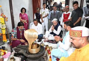 Governor visits Shri Dhakaleshwar Mahadev Temple and perform Abhishek and Pooja