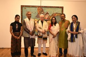 12.05.2026: महाराष्ट्राचे राज्यपाल श्री. जिष्णु देव वर्मा यांनी आज मुंबईतील जहांगीर आर्ट गॅलरी येथे राष्ट्रीय पुरस्कार विजेत्या कलाकार  श्रीमती तपती भौमिक मजूमदार यांच्या “भूमिजा — बॉर्न ऑफ द अर्थ” या कला प्रदर्शनाला भेट दिली. या प्रसंगी श्रीमती  तपती भौमिक मजूमदार यांनी राज्यपालांचे स्वागत केले. १२ ते १८ मे २०२६ दरम्यान चालणाऱ्या या प्रदर्शनात निसर्ग, पारंपरिक वस्त्रकला आणि सांस्कृतिक अलंकारांवर आधारित आधुनिक कलाकृतींचा समावेश आहे.  राज्यपालांनी कलाकृतींच्या सर्जनशीलतेचे आणि गहनतेचे कौतुक करत भारताच्या समृद्ध सांस्कृतिक व कलात्मक वारशात कलाकारांच्या योगदानाचे अभिनंदन केले.  या कार्यक्रमाला अभिनेत्री जयती भाटिया, सर जे. जे. स्कूल ऑफ आर्टचे प्राध्यापक श्री. मारुती शेळके, राष्ट्रीय पुरस्कार विजेत्या कलाकार श्रीमती तपती भौमिक मजूमदार तसेच इतर कला प्रेमी यावेळी उपस्थित होते.