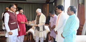 12.05.2026: भटके विमुक्त विकास परिषदेचे अध्यक्ष उद्धव काळे यांचेसह परिषदेच्या पदाधिकाऱ्यांनी राज्यपाल जिष्णु देव वर्मा यांची लोकभवन, मुंबई येथे भेट घेऊन राज्यातील अतिमागास भटक्या विमुक्त समाजातील लोकांच्या विविध समस्यांबाबत चर्चा केली.  राज्यातील अतिमागास भटक्या विमुक्त समाजातील प्रतिनिधींना आपण लोकभवन येथे निमंत्रित करुन त्यांच्या समस्या जाणून घेऊ असे आश्वासन राज्यपालांनी शिष्टमंडळाला सांगितले. यावेळी शिष्टमंडळाने भटक्या विमुक्त समाजाच्या शिक्षण, आरोग्य, सरकारी नोंदीसंबंधी कागदपत्रे आदी प्रश्नांवर चर्चा केली. परिषदेने राज्यपालांना यमगरवाडी, तालुका तुळजापूर, जिल्हा धाराशिव येथील एकलव्य विद्या संकुल येथे भेट देण्याचे निमंत्रण दिले. तसेच दिनांक ३१ ऑगस्ट या विमुक्त दिनानिमित्त जातीचा दाखल, आधार कार्ड आदी कागदपत्रे वितरणाच्या कार्यक्रमाचे निमंत्रण दिले. यावेळी भटके विमुक्त विकास परिषदेचे कार्याध्यक्ष डॉ संजय पुरी, कार्यवाह नरसिंग झरे, कोषाध्यक्ष नरेश पोटे, विदर्भ संयोजक राजेंद्र दोनाडकर, प्रांत सहसंयोजक शरद मखर व राहुल चव्हाण आदी उपस्थित होते.