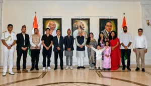 18.05.2026: मतिमंद व अनाथ मुलांचे पालक शंकरबाबा पापळकर यांनी मुंबईत आयोजित केलेल्या काष्ठशिल्प कलाकृतींच्या प्रदर्शनाला राज्यपाल जिष्णु देव वर्मा यांनी भेट दिली व दिव्यांग कलाकारांनी तयार केलेल्या कलाकृतींचे अवलोकन केले. यावेळी राज्यपालांनी काष्ठ शिल्प कलाकारांशी संवाद साधला तसेच शंकरबाबा पापळकर यांच्या कार्याचे कौतुक केले. शंकरबाबा पापळकर यांनी यावेळी राज्यपालांना विविध काष्ठशिल्पांच्या वैशिष्ट्याची माहिती दिली. आगमनप्रसंगी शंकरबाबा पापळकर तसेच पु ल देशपांडे अकादमीच्या संचालिका मीनल जोगळेकर यांनी राज्यपालांचे स्वागत केले. पद्मश्री शंकर बाबा पापळकर यांच्या मार्गदर्शनाखाली स्व. अंबादास पंत वैद्य बेवारस दिव्यांग बालगृह, वझ्झर, जिल्हा अमरावती येथील अनाथ मुलांनी सागवान व बेल आदी लाकडापासून विविध काष्ठशिल्पे साकारली असून या कलाकृती विक्रीसाठी ठेवण्यात आल्या आहे. काष्ठ कलाकृतींचे प्रदर्शन दिनांक १८ मे पर्यंत सर्वांसाठी खुले आहे.  यावेळी राज्यपालांचे सचिव डॉ. प्रशांत नारनवरे, कलादालनाच्या क्युरेटर वर्षा कारळे तसेच छायाचित्रकार शिरीष कारळे उपस्थित होते.