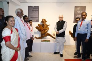 18.05.2026: मतिमंद व अनाथ मुलांचे पालक शंकरबाबा पापळकर यांनी मुंबईत आयोजित केलेल्या काष्ठशिल्प कलाकृतींच्या प्रदर्शनाला राज्यपाल जिष्णु देव वर्मा यांनी भेट दिली व दिव्यांग कलाकारांनी तयार केलेल्या कलाकृतींचे अवलोकन केले. यावेळी राज्यपालांनी काष्ठ शिल्प कलाकारांशी संवाद साधला तसेच शंकरबाबा पापळकर यांच्या कार्याचे कौतुक केले. शंकरबाबा पापळकर यांनी यावेळी राज्यपालांना विविध काष्ठशिल्पांच्या वैशिष्ट्याची माहिती दिली. आगमनप्रसंगी शंकरबाबा पापळकर तसेच पु ल देशपांडे अकादमीच्या संचालिका मीनल जोगळेकर यांनी राज्यपालांचे स्वागत केले. पद्मश्री शंकर बाबा पापळकर यांच्या मार्गदर्शनाखाली स्व. अंबादास पंत वैद्य बेवारस दिव्यांग बालगृह, वझ्झर, जिल्हा अमरावती येथील अनाथ मुलांनी सागवान व बेल आदी लाकडापासून विविध काष्ठशिल्पे साकारली असून या कलाकृती विक्रीसाठी ठेवण्यात आल्या आहे. काष्ठ कलाकृतींचे प्रदर्शन दिनांक १८ मे पर्यंत सर्वांसाठी खुले आहे.  यावेळी राज्यपालांचे सचिव डॉ. प्रशांत नारनवरे, कलादालनाच्या क्युरेटर वर्षा कारळे तसेच छायाचित्रकार शिरीष कारळे उपस्थित होते.