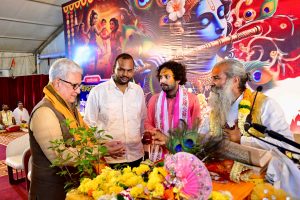 29.05.2026: Maharashtra Governor Jishnu Dev Varma visited the Shrimad Bhagwat Katha Mahayajna Satsang organised on the occasion of Purushottam Maas at Jogeshwari, Mumbai.  Addressing the audience, the Governor said the Shrimad Bhagwat Katha has the power to transform the youth and instill ethics and moral values in society. The Governor felicitated Katha Karta Mahavir Sharan Shastri and congratulated the Savarkar Foundation, for organizing the Shrimad Bhagwat Saptah. President of the Foundation Rupesh Savarkar was also present.