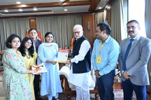 16.07.2026 : 'सोसायटी फॉर द प्रमोशन ऑफ इंडियन क्लासिकल म्युझिक अँड कल्चर अमंग युथ' (SPIC MACAY) च्या एका शिष्टमंडळाने महाराष्ट्राचे राज्यपाल जिष्णु देव वर्मा यांची आज लोकभवन, मुंबई येथे भेट घेतली.
शिष्टमंडळाने भारतीय शास्त्रीय संगीत आणि संस्कृतीचा प्रसार करणाऱ्या 'स्पिक मॅके या संस्थेच्या उपक्रमांविषयीची  माहिती देणारी 'संदेश' या  पुस्त‍िकेची प्रत राज्यपालांना भेट दिली तसेच राज्यपालांना इंडियन इन्स्टिट्यूट ऑफ टेक्नॉलॉजी, दिल्ली येथे होणाऱ्या 'स्पिक मॅके'च्या सुवर्णमहोत्सवी कार्यक्रमाचे निमंत्रण  दिले.  यावेळी कल्पन शुक्ला, नेहा बंद्योपाध्याय, गीता प्रकाश, सब्यसाची डे आणि सिम्पी सिंह उपस्थित होते.