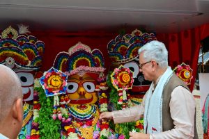 18.07.2026: इस्कॉन, जुहू तर्फे आयोजित ४५ व्या श्री जगन्नाथ रथयात्रेला राज्यपाल जिष्णु देव वर्मा यांच्या उपस्थितीत भक्तिवेदांत स्वामी मिशन स्कुल अंधेरी मुंबई येथून आरंभ झाला. यावेळी राज्यपालांनी रथावर आरूढ झालेल्या श्री जगन्नाथ, बलदेव व सुभद्रा यांच्या प्रतिमांची आरती केली व रथयात्रेच्या मार्गिकेला झाडूने स्वच्छ केले. रथयात्रा हा सनातन धर्म व भारतीय संस्कृतीतील एकमेवाद्वितीय अनुभव आहे.  या उत्सवानिमित्त भगवान जगन्नाथ भक्तांच्या भेटीसाठी बाहेर येतात. पूर्वी जगन्नाथ पुरी येथे तसेच काही ठिकाणी सीमित असलेला जगन्नाथ रथयात्रा महोत्सव इस्कॉनचे संस्थापक श्रील प्रभुपाद यांनी जगाच्या विभिन्न भागात पोहोचवला असे यावेळी राज्यपालांनी सांगितले. यावेळी राज्याचे बंदर विकास मंत्री नितेश राणे, खासदार हेमा मालिनी, आमदार अमित साटम, हिंदुजा समूहाचे अध्यक्ष प्रकाश हिंदुजा, रथयात्रा महोत्सवाचे अध्यक्ष डॉ सूरदास, इस्कॉन जुहूच्या अध्यक्ष बृजहारी दास, उपाध्यक्ष मुकुंद माधव, राज्यपालांचे सचिव डॉ प्रशांत नारनवरे तसेच मोठ्या संख्येने भक्त उपस्थित होते.