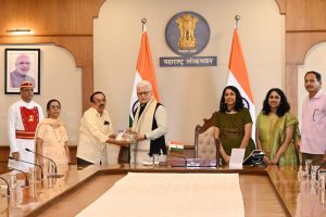 03.08.2026:   गिरगाव मुंबई येथील आर्यन हायस्कुलचे सेवानिवृत्त मुख्याध्यापक नीलकंठ नामजोशी यांनी आज राज्यपाल जिष्णु देव वर्मा यांची लोकभवन, मुंबई येथे भेट घेऊन त्यांना आपण लिहिलेल्या तीन पुस्तकांचा संच भेट दिला.  लेखकांचे अभिनंदन  करताना राज्यपाल म्हणाले की, जेव्हा लेखक पुस्तक लिहितो, तेव्हा तो आपल्या विचारांना पंख देतो व जगाच्या ज्ञानात भर घालतो. पुस्तक कधीही मरत नाही. लेखक समाजाला काहीतरी परत देत असतो.  एकमेकांना भेटताना पुष्पगुच्छ न देता पुस्तके दिली पाहिजे असे राज्यपालांनी सांगितले.   महाराष्ट्र ही संत आणि वीरांची भूमी आहे. राज्यात लेखकांची देखील एक मोठी परंपरा आहे. आज आपण ई-पुस्तकांच्या युगात वावरत असलो तरी देखील पारंपरिक पुस्तक वाचनाचे महत्व वेगळे आहे व पुस्तक वाचनाचा आनंद कायम आहे. नव्या युगात पारंपरिक पुस्तक वाचनाचा आनंद हरवू नये, अशी अपेक्षा राज्यपालांनी यावेळी व्यक्त केली.नामजोशी यांनी राज्यपालांना 'मोगरा फुलाला दारी' हा कथासंग्रह, 'स्मृतिगंध' हे समाजातील गणमान्य व्यक्तींशी केलेल्या पत्रव्यवहाराचे संकलन असलेले पुस्तक तसेच 'भीमा' ही आदिवासी मुलीच्या कर्तृत्वाची व तिच्या आईच्या त्यागाची कहाणी असलेली कादंबरी भेट दिली. यावेळी नामजोशी यांचे कुटुंबीय उपस्थित होते.