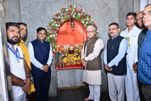 04.08.2026: राज्यपालांच्या उपस्थितीत लोकभवनातील श्रीगुंडी यात्रोत्सवाला सुरुवात   राज्यपाल ज‍िष्णु देव वर्मा यांच्या उपस्थितीत झालेल्या पूजेने लोकभवन मुंबई परिसरातील पारंपरिक श्रीगुंडी देवी यात्रेला  सुरुवात झाली. राज्यपालांनी देवी मंदीरामध्ये जाऊन देवीमातेची पूजा व आरती केली. त्यानंतर त्यांनी मंदिर परिसरातील महालक्ष्मी,  प्रभू राम व हनुमान यांच्या मूर्तींचे दर्शन घेतले.   यात्रेनिमित्त मुंबई, ठाणे, पालघर व इतर परिसरातील अनेक कोळी बांधवांनी देवीचे दर्शन घेतले.   राज्याचे बंदर विकास मंत्री नितेश राणे, कौशल्य विकास मंत्री मंगलप्रभात लोढा, मुंबईच्या महापौर रितू तावडे यांनी देखील श्रीगुंडी देवीचे दर्शन घेतले.  लोकभवनातील श्रीगुंडी देवीला साकळाई देवी व सागरमाता या नावांनी देखील ओळखले जाते. गुरुपौर्णिमेनंतर येणाऱ्या पहिल्या मंगळवारी लोकभवन परिसरातील ही एकदिवसीय यात्रा भरते.  पोलीस दलातर्फे यात्रेसाठी चोख बंदोबस्त ठेवण्यात आला.