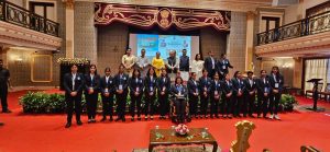 05.08.2026: महाराष्ट्राचे राज्यपाल जिष्णु देव वर्मा यांनी आज उपमुख्यमंत्री सुनेत्रा पवार तसेच राज्य मंत्रिमंडळातील इतर सदस्यांसह भारताच्या पहिल्या राष्ट्रीय अंध महिला क्रिकेट संघाच्या सदस्यांचा लोकभवन येथे भव्य सत्कार केला. दृष्टिबाधित महिला टी-२० विश्वचषक जिंकून देशाचे नाव उज्ज्वल करणाऱ्या या संघाच्या ऐतिहासिक यशाचा गौरव करण्यासाठी या सत्कार समारंभाचे आयोजन करण्यात आले होते. यावेळी भारतीय अंध महिला राष्ट्रीय क्रिकेट संघाच्या प्रेरणादायी प्रवासावर आधारित ‘देख ले! इंडिया’ या चित्रपटाचे विशेष प्रदर्शन देखील आयोजित करण्यात आले.
या कार्यक्रमाला राज्य विधान परिषदेचे सभापती राम शिंदे, राजशिष्टाचार मंत्री जयकुमार रावल, महिला व बालविकास मंत्री आदिती तटकरे, मुंबईच्या महापौर ऋतु तावडे, एस.एन.डी.टी. महिला विद्यापीठाच्या कुलगुरू डॉ. उज्ज्वला चक्रदेव, राष्ट्रीय अंध महिला क्रिकेट संघाच्या खेळाडू तसेच विविध शाळा व महाविद्यालयांतील दिव्यांग विद्यार्थी मोठ्या संख्येने उपस्थित होते.