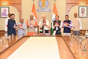 06.08.2026: 'अनंत कन्हेरे : द बुलेट दॅट अवोक भारत' या क्रांतिकारक अनंत कन्हेरे यांच्या जीवनावरील इंग्रजी अनुवादित पुस्तकाचे प्रकाशन राज्यपाल जिष्णु देव वर्मा यांच्या हस्ते लोकभवन मुंबई येथे संपन्न झाले. अनंत कन्हेरे यांच्यावरील प्रा. डॉ. म. बा. कुलकर्णी यांच्या मूळ मराठी पुस्तकाचा सदर पुस्तक अनुवाद आहे. देशाच्या स्वातंत्र्य लढ्यात सत्याग्रह चळवळीसोबतच क्रांतिकारी राष्ट्रवादाची एक प्रभावी विचारधारा होती. या क्रांतिकारकांचे स्वातंत्र्यलढ्यातील योगदान अपेक्षित प्रमाणात गौरविले गेलेले नाही. अश्या अज्ञात क्रांतिकारकांचे जीवन, कार्य आणि त्याग यांचे दस्तऐवजीकरण स्वतंत्र लघु पुस्तकांच्या मालिकेद्वारे व्हावे, जेणेकरून नव्या पिढीला भारतीय स्वातंत्र्यलढ्याचे समग्र आकलन होण्यास मदत होईल, अशी अपेक्षा राज्यपालांनी यावेळी व्यक्त केली.  क्रांतिकारकांवरील पुस्तके मराठी, हिंदी आणि इंग्रजी भाषांमध्ये अनुवादित व्हावी असेही राज्यपालांनी सांगितले. भाषांतर हे भाषा आणि प्रदेश यांमधील दुवा म्हणून कार्य करते. त्यामुळे या राष्ट्रनायकांच्या प्रेरणादायी कथा देशभरातील जनतेपर्यंत पोहोचतील आणि सर्वांना प्रेरणा देतील, असे त्यांनी सांगितले. प्रकाशन सोहळ्याला भारतीय विचार साधना संस्थेचे अध्यक्ष डॉ गिरीश आफळे, जयेश क्षेमकल्याणी, अनुवादक चिन्मय खेडेकर, रवींद्र संघवी तसेच इतर  निमंत्रित उपस्थित होते.