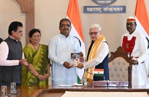 07.08.2026: महाराष्ट्राचे राज्यपाल जिष्णु देव वर्मा यांना आज ‘अग्निशिखा सुषमा स्वराज’ या हिंदी अनुवादित पुस्तकाची पहिली प्रत भेट देण्यात आली. डॉ. मेधा सोमय्या यांनी मूळ मराठीत लिहिलेल्या या पुस्तकाचा हिंदी अनुवाद अमरजीत मिश्र यांनी केला आहे. सुषमा स्वराज या अष्टपैलू प्रतिभावंत राजकारणी होत्या.  आपल्या प्रदीर्घ राजकीय वाटचालीत भूषविलेल्या प्रत्येक पदावर त्यांनी आपल्या कामाचा वेगळा ठसा उमटविला, असे उद्गार राज्यपालांनी याप्रसंगी काढले. सुषमा स्वराज या अमोघ वक्त्या होत्या; उत्कृष्ट संसदपटू होत्या; लढवैय्या विरोधी पक्ष नेत्या होत्या व कार्यक्षम मंत्री होत्या. आज समाजाला त्यांच्या सारख्या समकालीन आदर्शवत व्यक्तिमत्वाची (रोल मॉडेलची) गरज आहे असे राज्यपालांनी सांगितले. स्वराज यांनी केलेले संस्कृत मधील एक भाषण इतके अस्खलित आणि विद्वत्ता प्रचुर होते की संस्कृतच्या प्रत्येक विद्यार्थ्यांनी ते ऐकावे. आपण विद्यापीठांना सुषमा स्वराज यांचे ते भाषण ऐकण्याची शिफारस करु असेही त्यांनी सांगितले.  उत्तर पूर्वेकडील राज्यात आपले पक्ष संघटन कमजोर होते. सुषमाजी मात्र कार्यकर्त्यांच्या निमंत्रणावरून आवर्जून उत्तर पूर्वेकडील राज्यांना भेट द्यायच्या. भाषणाला जाण्यापूर्वी त्या स्थानिक भाषेतील शब्द, वाक्य समजून घ्यायच्या व भाषणात वापरायच्या. त्यामुळे त्या उत्तर पूर्वेत अतिशय लोकप्रिय होत्या असे राज्यपालांनी सांगितले.  यावेळी लेखिका डॉ मेधा सोमैया व अनुवादक अमरजीत मिश्र यांनी आपले मनोगत व्यक्त केले.  यावेळी माजी केंद्रीय मंत्री डॉ किरीट सोमय्या, नगरसेवक डॉ नील सोमय्या, मुंबईचे माजी उपमहापौर अरुण देव तसेच विविध क्षेत्रांतील मान्यवर उपस्थित होते.