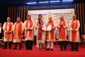 16.08.2026: राज्यपाल जिष्णु देव वर्मा यांच्या प्रमुख उपस्थितीत आज पुणे येथील सीओईपी तंत्रज्ञान विद्यापीठाचा तीसरा पदवीदान समारंभ विद्यापीठाच्या सभागृहात पार पडला. यावेळी राज्यपालांच्या हस्ते दहा गुणवत्ताप्राप्त स्नातकांना सुवर्ण पदके प्रदान करण्यात आली. तीस पदव्युत्तर स्नातकांना प्रथम स्थान पटकावाल्यांबद्दल प्रमाणपत्र देण्यात आली. यावेळी उपस्थित असलेल्या उच्च व तंत्रशिक्षण मंत्री चंद्रकांत पाटील यांनी विद्यापीठात मुलींसाठी ४०० क्षमतेचे वसतिगृह बांधण्याची घोषणा केली. समारोहाला विद्यापीठाच्या नियामक मंडळाचे अध्यक्ष विनायक पै, राज्यपालांचे सचिव डॉ प्रशांत नारनवरे, सीओईपी विद्यापीठाचे कुलगुरु डॉ सुनील भिरूड, सावित्रीबाई फुले पुणे विद्यापीठाचे कुलगुरू प्रा. सुरेश गोसावी,  सीओईपी  विद्यापीठाचे कुलसचिव डॉ दयाराम सोनावणे व परीक्षा व मूल्यमापन संचालक यशोधरा हरिभक्त उपस्थित होते. दीक्षांत समारोहात ८८९ स्नातकांना पदवी तसेच ५८२ स्नातकांना पदव्युत्तर पदवी प्रदान करण्यात आल्या.