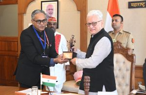20.08.2026:  महाराष्ट्राचे राज्यपाल जिष्णु देव वर्मा यांच्या हस्ते ६३ व्या राष्ट्रीय सागरी दिनाच्या कार्यक्रमाचे औपचारिक उद्घाटन  मुंबईतील लोकभवन येथे करण्यात आले. राष्ट्रीय सागरी दिन सोहळ्याच्या केंद्रीय समितीतर्फे या कार्यक्रमाचे आयोजन करण्यात आले होते. समितीचे अभिनंदन करताना राज्यपालांनी भारताच्या वाढत्या सागरी सामर्थ्यावर प्रकाश टाकला. सागरी कर्मचाऱ्यांची (सीफेअर्स) सुरक्षितता, कल्याण, कौशल्य विकास आणि सागरी सुरक्षेला प्राधान्य देण्याची गरज असल्याचे त्यांनी सांगितले. राज्यातील २९ विद्यापीठे आणि सागरी प्रशिक्षण संस्थांनी सहकार्य केल्यास युवकांसाठी रोजगार व करिअरच्या नव्या संधी निर्माण होतील, असे त्यांनी सांगितले. सागरी प्रशासनाचे महासंचालक तथा राष्ट्रीय सागरी दिन सोहळ्याच्या केंद्रीय समितीचे अध्यक्ष श्याम जगन्नाथन, अतिरिक्त महासंचालक सुनील खोपडे, उपमहासंचालक प्रवीण पाटील, उपमहासंचालक डॉ. सुधीर कोहकडे, एनएमडीसी केंद्रीय समितीचे सदस्य, सीफेअर्स संघटनांचे प्रतिनिधी तसेच सागरी क्षेत्रातील मान्यवर उपस्थित होते.