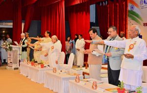 19.08.2026: राज्यपाल जिष्णु देव वर्मा यांनी आज ब्रह्माकुमारी संस्थेतर्फे आयोजित ‘१० कोटी नशामुक्ती प्रतिज्ञा महाअभियानाचे’ उद्घाटन केले. यावेळी विविध महाविद्यालयांमधून आलेल्या शेकडो विद्यार्थ्यांना राज्यपालांनी नशामुक्तीची प्रतिज्ञा दिली तसेच ‘नशामुक्ती अभियान व्हॅन’ला हिरवा झेंडा दाखवून रवाना केले. यावेळी कौशल्य विकास मंत्री मंगल प्रभात लोढा, ब्रह्माकुमारीजच्या संयुक्त प्रशासकीय प्रमुख राजयोगिनी संतोष दीदी, ब्रह्माकुमारी संस्थेच्या मेडिकल विंगचे प्रमुख बी. के. बनारसी लाल, राज्यपालांचे सचिव डॉ. प्रशांत नारनवरे, एसएनडीटी महिला विद्यापीठाच्या कुलगुरु प्रा. उज्ज्वला चक्रदेव, एचएसएनसी विद्यापीठाच्या कुलगुरु डॉ. हेमलता बागला, ब्रह्माकुमारीजच्या विविध केंद्रांतील बंधू व भगिनी तसेच विद्यार्थी उपस्थित होते.
ब्रह्माकुमारी मुंबईतर्फे सुरू करण्यात आलेल्या या महाअभियानाचा उद्देश युवकांमध्ये अमली पदार्थ व व्यसनाधीनतेविरोधात जनजागृती निर्माण करणे तसेच व्यसनमुक्त जीवन जगण्याची प्रतिज्ञा घेण्यासाठी प्रेरित करणे हा आहे.