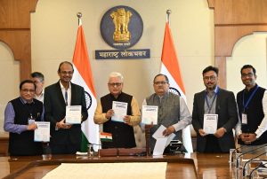 24.08.2026: असोसिएशन ऑफ फिजिशियन्स ऑफ इंडिया (API) च्या महाराष्ट्र राज्य शाखेचे मानद सचिव डॉ. आगम वोरा यांच्या नेतृत्वाखालील संस्थेच्या सदस्यांनी आज महाराष्ट्राचे राज्यपाल जिष्णु देव वर्मा यांची लोकभवन, मुंबई येथे भेट घेऊन त्यांना राष्ट्रीय महत्त्वाची दोन वैद्यकीय प्रकाशने भेट दिली. यापैकी पहिले प्रकाशन ‘Unified Consensus on Adult Immunization 2026’ हे असून, ते इंडियन मेडिकल असोसिएशनने विविध विविध वैद्यकीय संस्थांच्या सहकार्याने प्रकाशित केले आहे. प्रौढांच्या लसीकरणाबाबत तज्ज्ञांचे एकत्रित मार्गदर्शन आणि शिफारसी या प्रकाशनात देण्यात आल्या आहेत असे डॉ वोरा यांनी सांगितले. दरवर्षी विषाणूजन्य संसर्गामुळे देशातील पाच लाख लोक मृत्युमुखी पडतात. लसीकरणामुळे हे मृत्यू टाळता येतील असे डॉ वोरा यांनी यावेळी सांगितले. दुसरे प्रकाशन ‘COPD Compass 2026’ या शीर्षकाचे असून, हे भारतातील COPD (Chronic Obstructive Pulmonary Disease – दीर्घकालीन अवरोधक फुफ्फुसविकार) व्यवस्थापनासाठी सर्वसमावेशक मार्गदर्शक आहे. भारतातील COPD व्यवस्थापनासंदर्भात तज्ज्ञांच्या पॅनेलने केलेल्या शिफारसींचा यामध्ये समावेश असल्याचे त्यांनी सांगितले. दीर्घकालीन अवरोधक फुफ्फुसविकारांचे निदान कसे करायचे व उपचार कसा करायचा या संदर्भात दुसऱ्या पुस्स्तकात मार्गदर्शन असल्याचे वोरा यांनी सांगितले. यावेळी डॉ. राकेश बडदे, डॉ. मिलिंद नाडकर्णी, डॉ. अमित सराफ, डॉ. जयस लेले, आशुतोष पांडे तसेच झायडस हेल्थकेअरच्या एम.डी. स्वाती दलाल यांच्यासह इतर सदस्य उपस्थित होते.