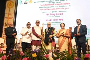 31.08.2026: राज्यपाल जिष्णु देव वर्मा यांच्या प्रमुख उपस्थितीत आज 'भटके  विमुक्त दिवस' राज्यस्तरीय सोहळा पुणे येथील फर्ग्युसन महाविद्यालयाच्या सभागृहात  संपन्न झाला. कार्यक्रमाचे आयोजन इतर मागास बहुजन कल्याण विभाग व भटके विमुक्त विकास परिषद यांच्या संयुक्त  विद्यमाने  करण्यात आले होते. 
कार्यक्रमाला  इतर मागास बहुजन कल्याण विभाग व भटके विमुक्त विकास विभागाचे मंत्री अतुल सावे,  राज्य विधान परिषदेच्या माजी उपसभापती डॉ नीलम गोऱ्हे,  भटके विमुक्त विकास परिषदेचे अध्यक्ष उद्धवराव काळे, राज्यपालांचे सचिव डॉ प्रशांत नारनवरे,  इतर मागास बहुजन कल्याण विभागाचे सचिव आप्पासो धुळज, विभागाच्या संचालिका सोनाली मुळे व निमंत्रित उपस्थित होते.