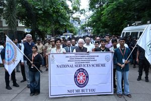11.09.2026: दाट वस्तीच्या भागांमध्ये क्षय रोगाचा प्रादुर्भाव थांबवण्याच्या दृष्टीने राज्यपाल जिष्णु देव वर्मा यांच्या पुढाकाराने टीबी मुक्त मुंबई अभियान सुरू करण्यात आले आहे. या अभियानांतर्गत आज राज्यपालांच्या उपस्थितीत अन्सारी नगर कुर्ला येथील अण्णा लीला महाविद्यालयाच्या विद्यार्थ्यांच्या जनजागृती फेरीचे आयोजन करण्यात आले. महाविद्यालयाच्या १२०० विद्यार्थ्यांनी या जनजागृती फेरी सहभाग घेतला.
राज्यपालांच्या हस्ते आज टीबी मुक्त भारत या पोर्टलचे उद्घाटन करण्यात आले तसेच विद्यार्थ्यांना क्षयरोग जनजागृतीची प्रतिज्ञा देण्यात आली. टीबी मुक्त मुंबई अभियान जनजागृती फेरीला मुंबई विद्यापीठाचे कुलगुरू डॉक्टर रवींद्र कुलकर्णी, प्र-कुलगुरू प्रा. अजय भामरे, बंट संघ शिक्षण संस्थेचे उपाध्यक्ष विश्वनाथ शेट्टी, मुंबई विद्यापीठाचे कुलसचिव डॉक्टर प्रसाद कारंडे, अण्णा लीला महाविद्यालयाचे प्राचार्य हिरेन दंड तसेच विद्यार्थी उपस्थित होते.