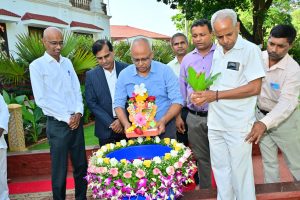 18.09.2026:  राज्यपाल जिष्णु देव वर्मा यांच्या निवासस्थानी बसवलेल्या पाच दिवसांच्या गणरायाचे   लोकभवन येथे फुलांनी सजवलेल्या कृत्रिम हौदात विसर्जन करण्यात आले.विसर्जनाचे वेळी राज्यपालांचे सहसचिव एस रामामुर्ती, परिवार प्रबंधक डॉ निशिकांत देशपांडे, जनसंपर्क अधिकारी उमेश काशीकर तसेच इतर अधिकारी व कर्मचारी उपस्थित होते.