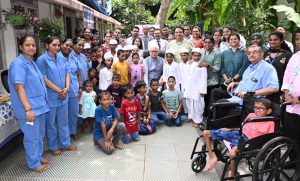 21.09.2026:  राष्ट्रव्यापी सेवा संकल्प अभियानांतर्गत आज राज्यपाल जिष्णु देव वर्मा यांनी महालक्ष्मी, मुंबई येथील किंग जॉर्ज पंचम मेमोरियल ट्रस्टला भेट दिली तसेच विविध सेवाकार्याची पाहणी केली.  राज्यपालांनी यावेळी ट्रस्टच्या परिसरात कार्यरत विविध सेवाभावी संस्थांमध्ये उपचार, प्रशिक्षण व पुनर्वसन घेत असलेल्या लहान मुलांशी, ज्येष्ठ नागरिकांशी तसेच बहुविकलांग व बौद्धिक विकलांग व्यक्तींशी संवाद साधला.सुरुवातीला राज्यपालांनी ‘सुकून निलाय पॅलिएटिव्ह केअर' केंद्रांना भेट दिली. या केंद्रांमध्ये कर्करोगाव्यतिरिक्त इतर गंभीर आजारांनी त्रस्त अंतिम अवस्थेतील लहान मुले व ज्येष्ठ रुग्णांची काळजी घेतली जाते.त्यानंतर राज्यपालांनी वात्सल्य फाऊंडेशनला भेट दिली. या ठिकाणी रस्त्यावर राहणाऱ्या अनाथ मुलांची काळजी घेतली जाते. राज्यपालांनी त्यानंतर ‘बाल आशा धाम’ या संस्थेला भेट दिली. या संस्थेमार्फत अनाथ व परित्यक्त बालकांसाठी निवासी सुविधा तसेच दत्तक सेवा उपलब्ध करून दिल्या जातात.राज्यपालांनी ‘ओम क्रिएशन्स’ या अन्य एका संस्थेला दिलेल्या भेटीत बौद्धिक दिव्यांग तसेच बहुविकलांग व्यक्तींशी संवाद साधला.किंग जॉर्ज पंचम ट्रस्टचे अध्यक्ष डॉ. एरिक बोर्जेस यांनी राज्यपालांना किंग जॉर्ज ट्रस्टच्या कार्याची तसेच विस्तार योजनेची माहिती दिली.यावेळी मुंबई महानगर पालिकेच्या अतिरिक्त आयुक्त प्राजक्ता लवंगारे वर्मा, ट्रस्टचे विश्वस्त चेतन रायकर, भावना रॉय आणि अनिल कामत, वात्सल्य फाऊंडेशनच्या विश्वस्त स्वाती मुखर्जी, ‘बाल आशा धाम’चे कार्यकारी संचालक सुनील अरोरा तसेच ‘ओम क्रिएशन्स ट्रस्ट’च्या संस्थापक डॉ. राधिके खन्ना उपस्थित होते.