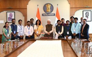 25.09.2026: महाराष्ट्र भेटीवर आलेल्या छत्तीसगडच्या नक्षलग्रस्त भागातील तसेच बिहार राज्यातील पत्रकार व माध्यम प्रतिनिधींच्या एका शिष्टमंडळाने राज्यपाल जिष्णु देव वर्मा यांची सदिच्छा भेट घेतली. यावेळी पत्र सूचना कार्यालयाच्या पश्चिम विभागीय महासंचालक स्मिता वत्स शर्मा, मुंबई, छत्तीसगड व बिहार येथील विविध माध्यम समूहांचे पत्रकार व प्रतिनिधी तसेच शासकीय अधिकारी उपस्थित होते.  
पत्रकारिता हा लोकशाहीतील महत्वाचा स्तंभ आहे असे सांगून क्षेत्रीय भेटी दिल्याने पत्रकारांना एखाद्या विषयाचे समग्र आकलन होण्यास मदत होते असे राज्यपालांनी यावेळी सांगितले. पत्रकारांनी नशामुक्त भारत अभियान, टीबीमुक्त भारत मोहीम आदी कार्यक्रमांसंदर्भात जनजागृतीचे काम करावे असे आवाहन राज्यपालांनी यावेळी केले.