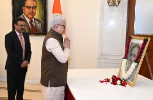 25.09.2026: विचारवंत, संघटक व एकात्म मानववादाचे प्रणेते पंडित दीनदयाल उपाध्याय यांच्या जयंतीनिमित्त राज्यपाल जिष्णु देव वर्मा यांनी आज लोकभवन मुंबई येथे पं. उपाध्याय यांच्या प्रतिमेला पुष्पांजली वाहून अभिवादन केले. यावेळी लोकभवन येथील अधिकारी, कर्मचारी, पोलीस दलातील अधिकारी व अंमलदार देखील उपस्थित होते.