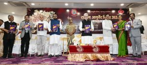 28.09.2026:  आयुर्वेद ही भारताची प्राचीन आणि अमूल्य ज्ञानपरंपरा असून, या ज्ञानाला आधुनिक वैज्ञानिक संशोधन, क्लिनिकल चाचण्या आणि नवोन्मेषाची जोड देऊन आयुर्वेदाला जागतिक स्तरावर स्थान मिळवून द्यावे असे आवाहन राज्यपाल जिष्णु देव वर्मा यांनी आज येथे केले. विश्व आयुर्वेद परिषद, महाराष्ट्र यांच्या वतीने आयोजित राष्ट्रीय आयुर्वेद दिनानिमित्त एकदिवसीय परिसंवादाचे उदघाटन राज्यपालांच्या हस्ते दादर मुंबई येथील सूर्यवंशी सभागृहात पार पडले. यावेळी राज्यपालांच्या हस्ते डॉ. मधुभाई कोठारी यांना जीवन गौरव पुरस्काराने, डॉ. स्वप्नील पदते यांना युवा धन्वन्तरी पुरस्काराने आणि  मूलराज वडोर यांना  आयुर्वेद उद्योजक पुरस्काराने सन्मानित करण्यात आले. यावेळी विश्व आयुर्वेद परिषदेच्या स्मरणिकेचे तसेच डॉ विनायक तायडे यांच्या नाडी परीक्षण पुस्तकाचे प्रकाशन करण्यात आले. कार्यक्रमाला आयुष विभागाचे केंद्रीय राज्यमंत्री प्रतापराव जाधव, केंद्रीय ऊर्जा व नवीकरणीय ऊर्जा राज्यमंत्री श्रीपाद नाईक, उद्योजक रणजित पुराणिक, मुंबईच्या माजी महापौर डॉ. शुभा राऊळ, विश्व आयुर्वेद परिषदेचे अध्यक्ष डॉ. विनायक तायडे राज्यपालांचे सचिव डॉ. प्रशांत नारनवरे, आरोग्य विज्ञान विद्यापीठाचे कुलगुरु डॉ वेंकट गीते तसेच आयुर्वेद क्षेत्रातील वैद्य, शिक्षक, संशोधक, विद्यार्थी व उद्योग क्षेत्रातील मान्यवर उपस्थित होते.
