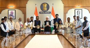 राज्यपालांच्या हस्ते संत रविदास आणि अण्णा भाऊ साठे यांच्या जीवन कार्यावरील पुस्तकांचे प्रकाशन