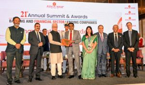 16.10.2026: महाराष्ट्राचे राज्यपाल जिष्णु देव वर्मा यांच्या प्रमुख उपस्थितीत असोचॅमतर्फे आयोजित २१ वी वार्षिक शिखर परिषद व पुरस्कार सोहळा मुंबई येथे संपन्न झाला. यावेळी राज्यपालांच्या हस्ते  उत्कृष्ट कार्य करणाऱ्या बँकिंग आणि वित्तीय क्षेत्रातील कर्जपुरवठा करणाऱ्या संस्थांच्या प्रतिनिधींना सन्मानित करण्यात आले.  यावेळी असोचॅमचे अध्यक्ष निर्मल के. मिंडा, महासचिव सौरभ सन्याल, असोचॅमच्या नॅशनल कौन्सिल फॉर बँकिंगचे सह-अध्यक्ष माधव नायर, असोचॅमच्या नॅशनल कौन्सिल फॉर बँकिंगचे सह-अध्यक्ष मनीष जैन, तसेच केंद्र व राज्य शासनातील वरिष्ठ अधिकारी, नियामक संस्थांचे प्रतिनिधी आणि बँकिंग व वित्तीय सेवा क्षेत्रातील मान्यवर उपस्थित होते. सूक्ष्म, लघु आणि मध्यम उद्योग (MSME) हे भारताच्या आर्थिक विकासाचे, रोजगारनिर्मितीचे आणि सर्वसमावेशक प्रगतीचे महत्त्वाचे आधारस्तंभ असल्याचे यावेळी राज्यपालांनी सांगितले. या क्षेत्राला क्षेत्राला अधिक सक्षम करण्यासाठी सुलभ व पुरेसा वित्तपुरवठा, आधुनिक तंत्रज्ञान, बाजारपेठेतील संधी आणि संस्थात्मक पाठबळ उपलब्ध करून देण्याची गरज असल्याचे त्यांनी सांगितले. एमएसएमई क्षेत्राचे बळकटीकरण आणि वित्तीय समावेशन हे विकसित भारताचे उद्दिष्ट साध्य करण्यासाठी आहे असे राज्यपालांनी सांगितले.