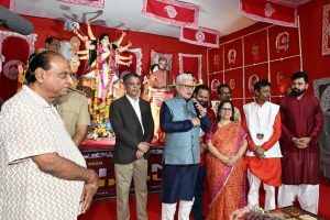 18.10.2026: राज्यपाल जिष्णु देव वर्मा यांनी आज जुहू येथील स्पोर्ट्स ग्राउंड येथे  'बंगाल कल्चरल असोसिएशन'च्या वतीने आयोजित दुर्गापूजा उत्सवाला भेट दिली. यावेळी राज्यपालांनी देवीची पूजा आरती केली व उपस्थितांशी बंगाली भाषेतून संवाद साधला. बंगाल कल्चरल असोसिएशनचे संस्थापक व अध्यक्ष कृष्णेंदू सेन तसेच इतर पदाधिकारी यावेळी उपस्थित होते. राज्यपालांनी दुर्गा पूजा मंडळांना ‘से नो टू ड्रग्ज’ व्यसनमुक्त जीवनाचा संकल्प करण्याचे आवाहन केले.