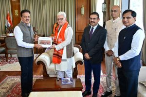 23.10.2026: Minister of Water Resources (Vidarbha, Tapi and Konkan Basin Development Corporation) and Disaster Management Girish Mahajan called on the Governor of Maharashtra Jishnu Dev Varma at Lok Bhavan, Mumbai. 
The Minister invited the Governor to the flag-hoisting ceremony of the Simhastha Kumbh Mela to be held in presence of the Hon’ble President of India at Nashik-Trimbakeshwar.