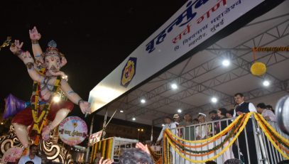 Governor Bhagat Singh Koshyari accompanied by Chief Minister Devendra Fadanvis witnessed the Ganesh Visrajan ceremony at Girgaum Chowpatty, Mumbai.