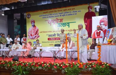 Maharashtra Governor Bhagat Singh Koshyari addressing a gathering of students, NSS volunteers and invitees at an event to commemorate the 126th anniversary of the 1893 Chicago address by Swami Vivekananda in Mumbai. Vice Chancellor of the University of Mumbai Dr Suhas Pednekar, Pro Vice Chancellor Ravindra Kulkarni, President, Rashtrakavi Ramdhari Singh ‘Dinkar’ Memorial Trust Neeraj Kumar and other invitees were present
