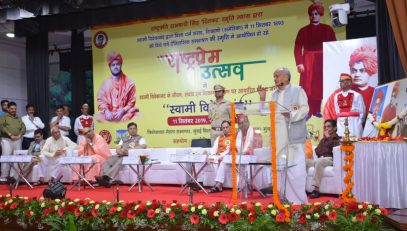 Maharashtra Governor Bhagat Singh Koshyari addressing a gathering of students, NSS volunteers and invitees at an event to commemorate the 126th anniversary of the 1893 Chicago address by Swami Vivekananda in Mumbai. Vice Chancellor of the University of Mumbai Dr Suhas Pednekar, Pro Vice Chancellor Ravindra Kulkarni, President, Rashtrakavi Ramdhari Singh ‘Dinkar’ Memorial Trust Neeraj Kumar and other invitees were present