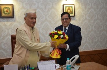 The State Chief Commissioner of Right to Service, Swadheen Kshatriya called on Governor Bhagat Singh Koshyari at Raj Bhavan, Mumbai. This was a courtesy call