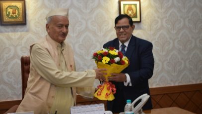 The State Chief Commissioner of Right to Service, Swadheen Kshatriya called on Governor Bhagat Singh Koshyari at Raj Bhavan, Mumbai. This was a courtesy call